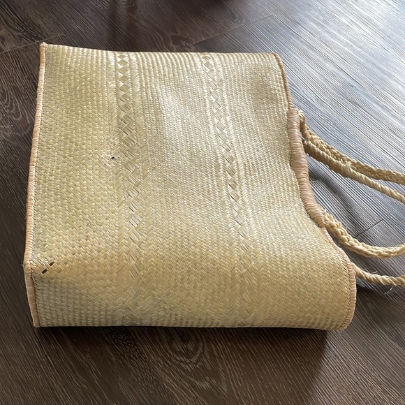🏯Handmade Ten Thousand Villages straw weaved Tote natural sold out - Picture 7 of 14